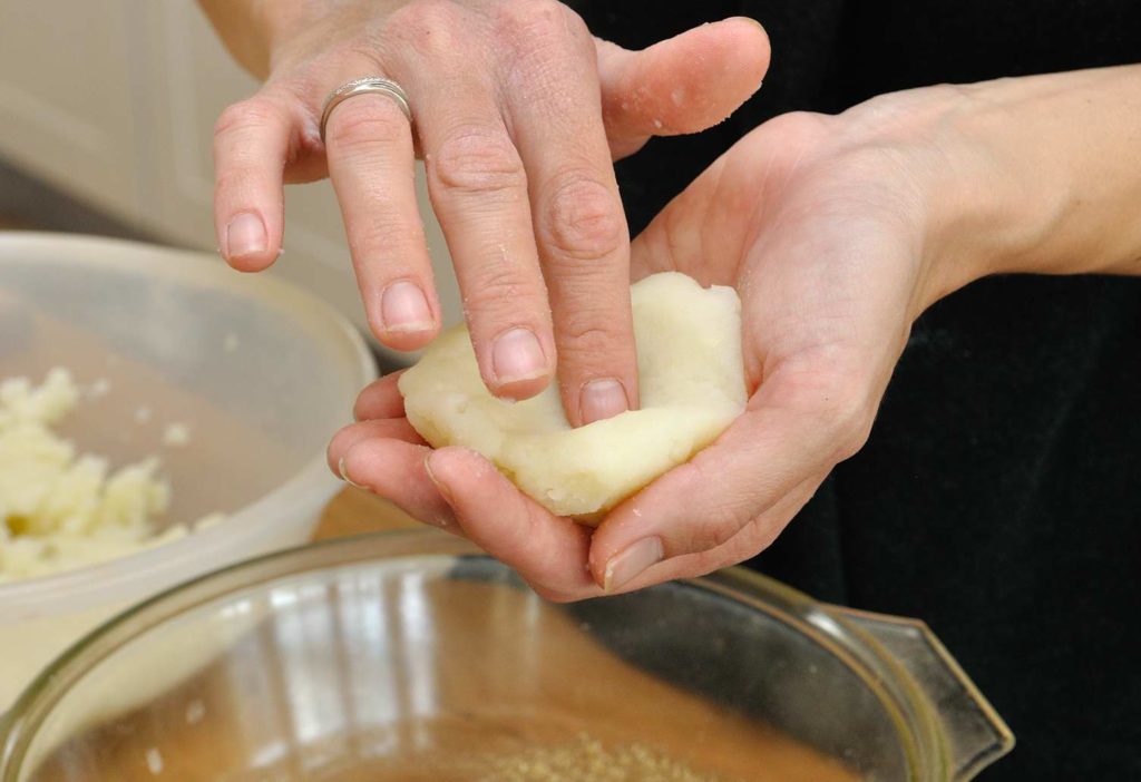 קציצות תפוחי אדמה ממולאות בבצל, משמשים וצנוברים