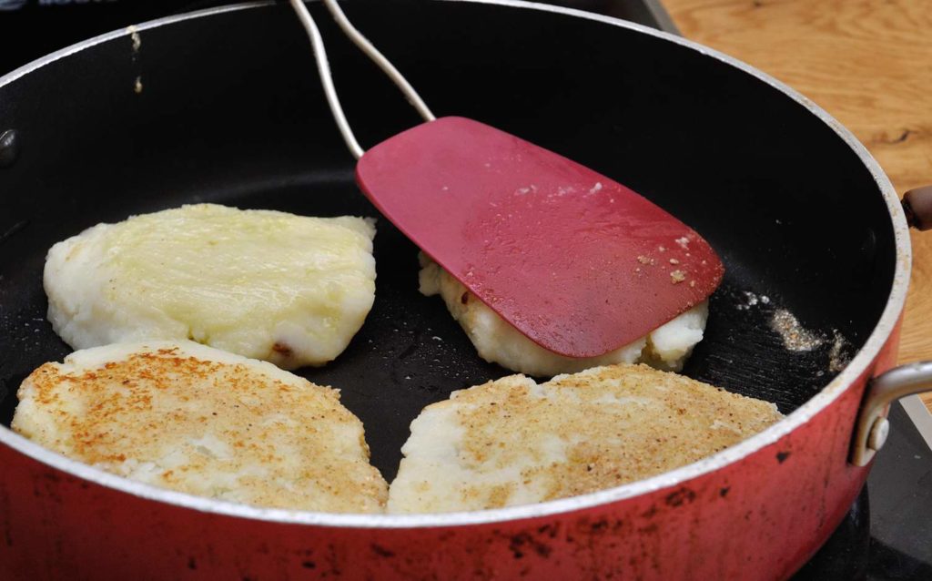קציצות תפוחי אדמה ממולאות בבצל, משמשים וצנוברים