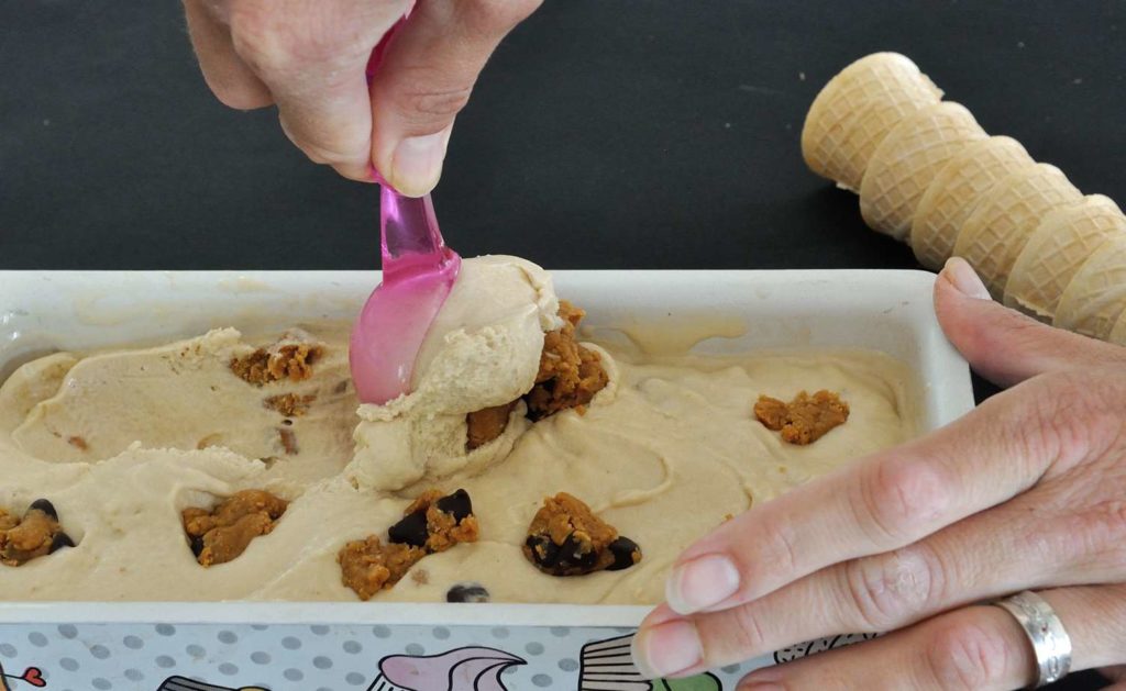 גלידת וניל טבעונית עם בצק עוגיות חמאת בוטנים