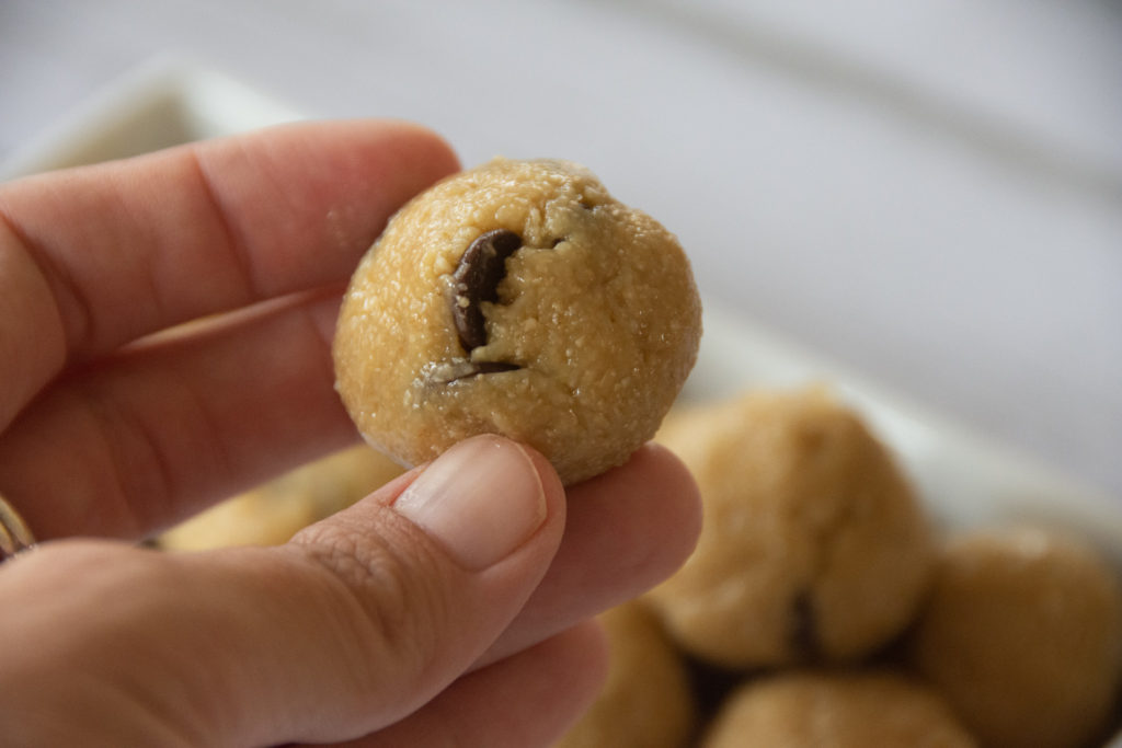 כדורי אנרגיה טבעוניים בריאים שהם בעצם בצק עוגיות אכיל!