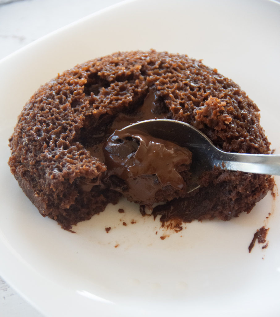 עוגת שוקולד חמה טבעונית (עם בפנים שוקולדי נמס)